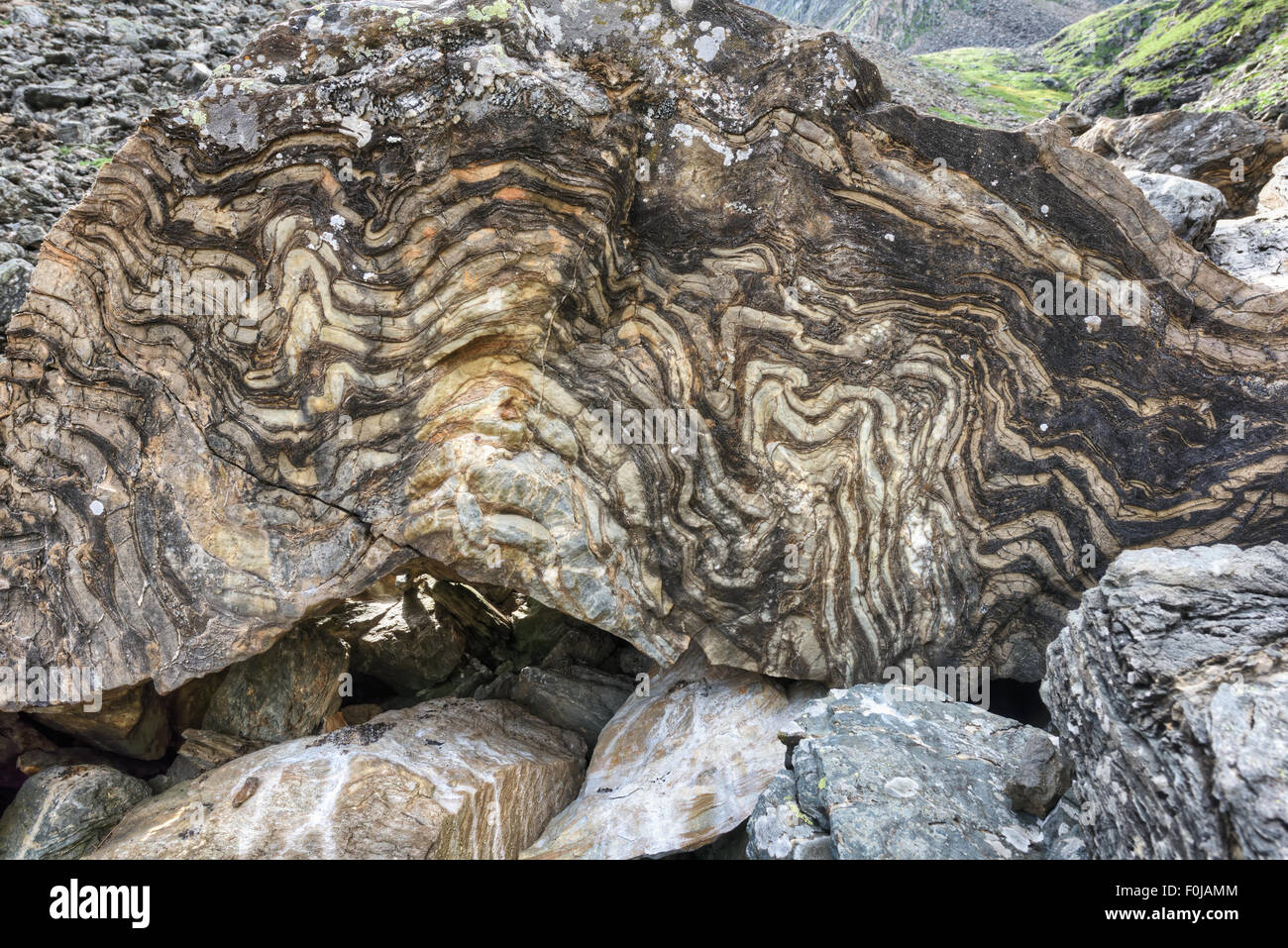 Chip metamorpher Felsen mit einer geschichteten Textur. Außenaufnahmen in Geotagging-Datei Stockfoto