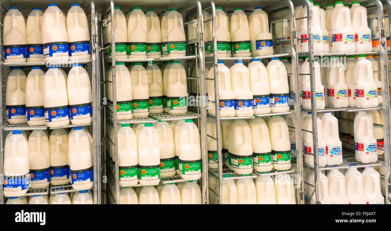 Milch in Asda Supermarkt. England. UK Stockfoto