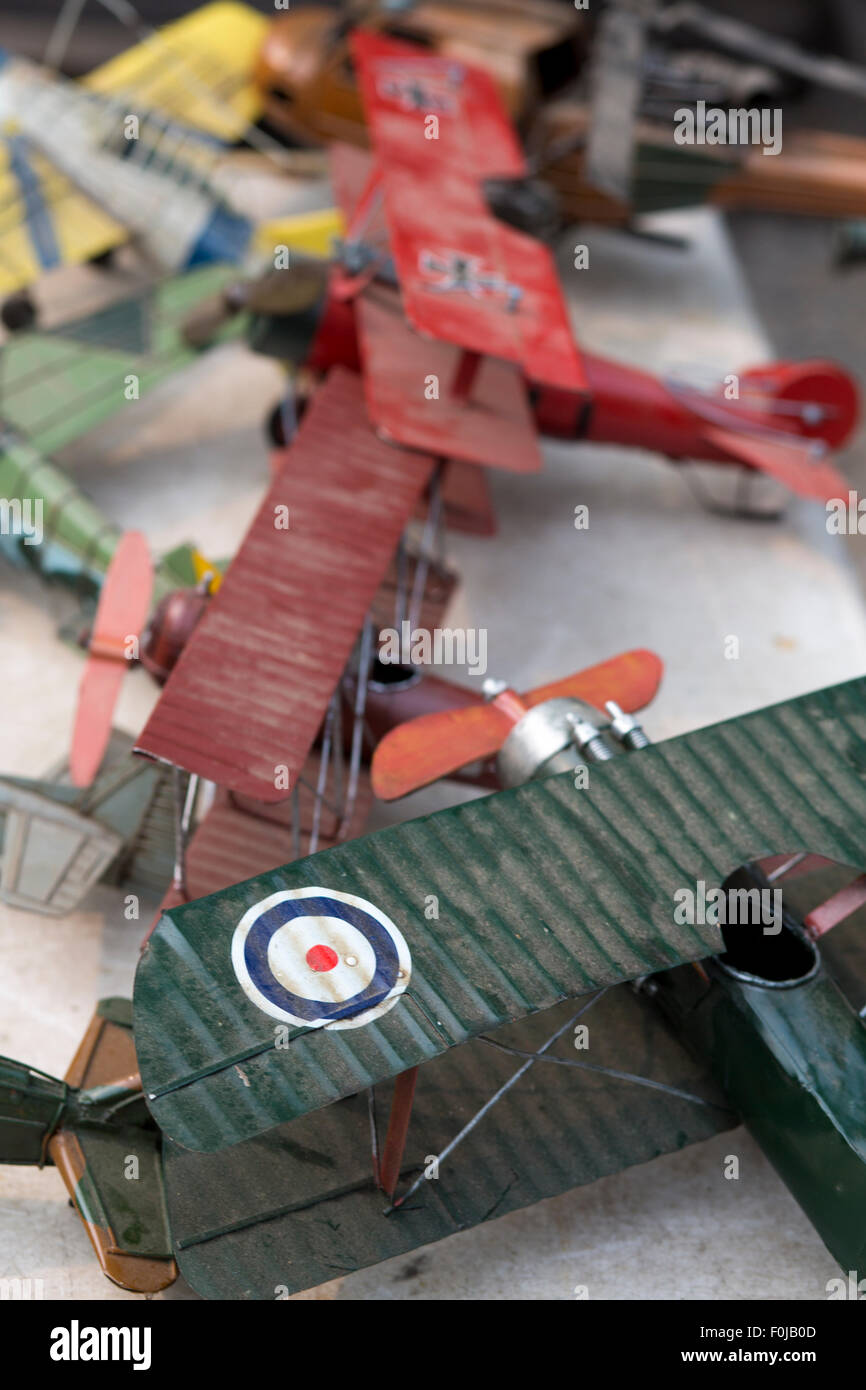 Verschiedene Vintage Flugzeuge Modellbau auf einem Flohmarkt in Shanghai, China, 2013. Stockfoto