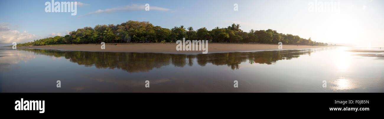 Blick auf den Strand von Matapalo in den frühen Morgenstunden, kommt kein Wind, die Ruhe des Ozeans zu stören, Stockfoto