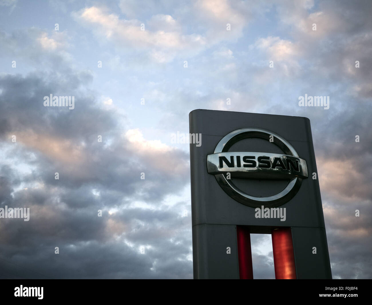 Moskau, Russland. 15. August 2015. 15. August 2015: Nissan Logo gegen Abendhimmel. Nissan Motor Company Ltd ist ein multinationaler Automobilhersteller mit Sitz in Yokohama, Japan. © Igor Goloniov/ZUMA Draht/Alamy Live-Nachrichten Stockfoto