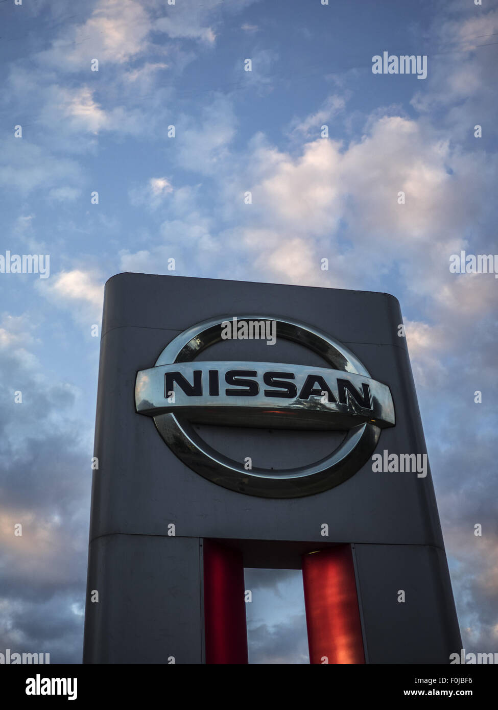 Moskau, Russland. 15. August 2015. 15. August 2015: Nissan Logo gegen Abendhimmel. Nissan Motor Company Ltd ist ein multinationaler Automobilhersteller mit Sitz in Yokohama, Japan. © Igor Goloniov/ZUMA Draht/Alamy Live-Nachrichten Stockfoto