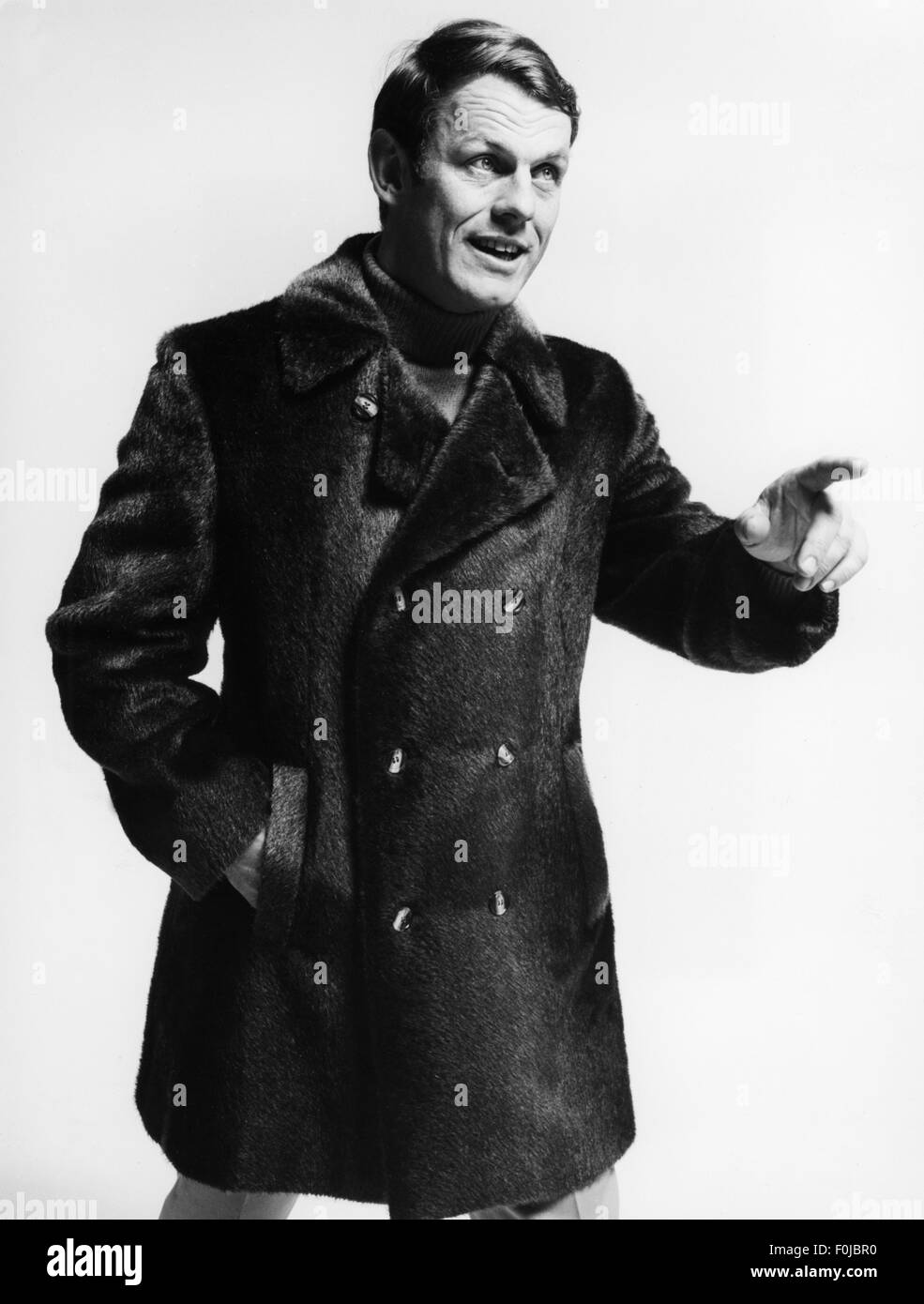 Mode, 60er Jahre, Herrenmode, Mann im Mantel aus Dynel Mohair von 'Ludwig  Maul', 60er Jahre, Additional-Rights-Clearences-nicht erhältlich  Stockfotografie - Alamy