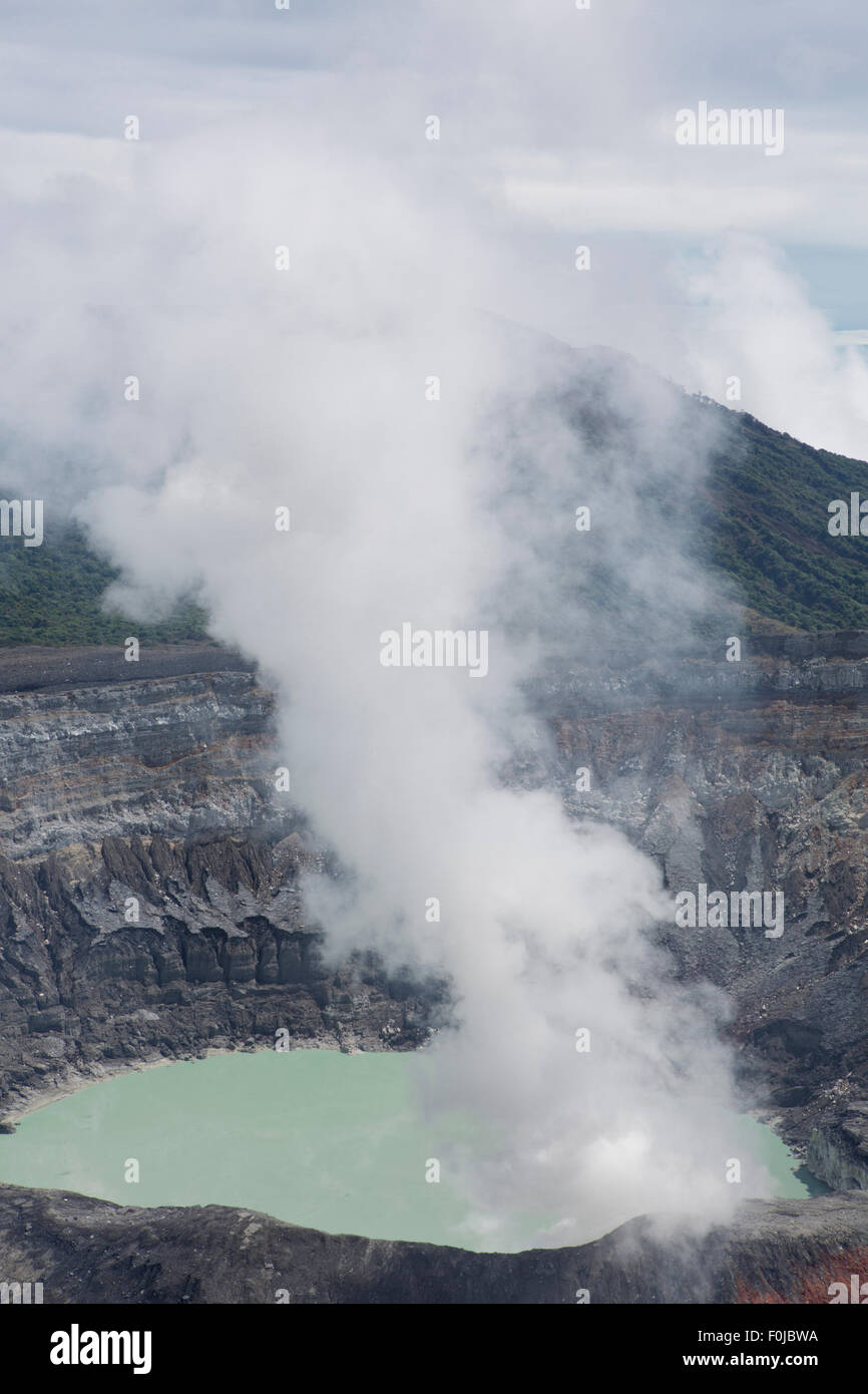 Fumarole Rauch über den Poas Vulkan in Costa Rica im Jahr 2012. Detail des Kraters saures Wasser mit türkisblauen Farben. Stockfoto