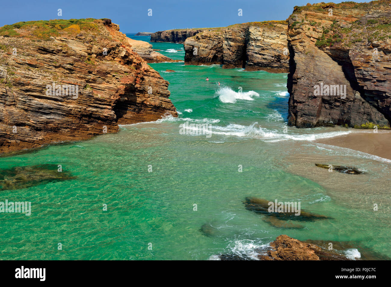 Spanien, Galicien: Wachsende Flut und grünes Wasser am Felsstrand Doms Stockfoto