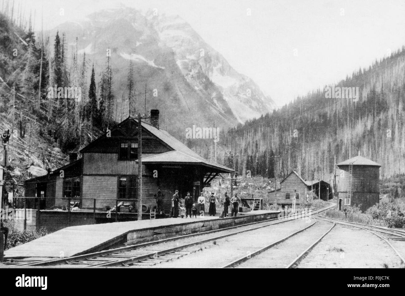 Geographie / Reisen,Kanada,Transport / Transport,Canadian Pacific Railway,Bahnhof am Rogers Pass,Rocky Mountains,um 1920,zerstört durch eine Lawine am 9.1.1899,1920er,20s,20th Jahrhundert,historisch,historisch,Plattform,Bahnsteige,Passagiere,Schiene,Schienen,Gleise,Berg,Tal,Tal,Tal,Tal,Tal,Tal,Tal,Bergbahn,Bahnhof,Bahnhof,Bahnhof,Bahnhofsrechte,Bahnhof,Bahnhof,Bahnhof,Bahnhof,Bahnhof,Bahnhof,Bahnhof,Bahnhof,Bahnhof,Bahnhof,Bahnhof,Bahnhof,Bahnhof,keine Bahnhofsrechte Stockfoto