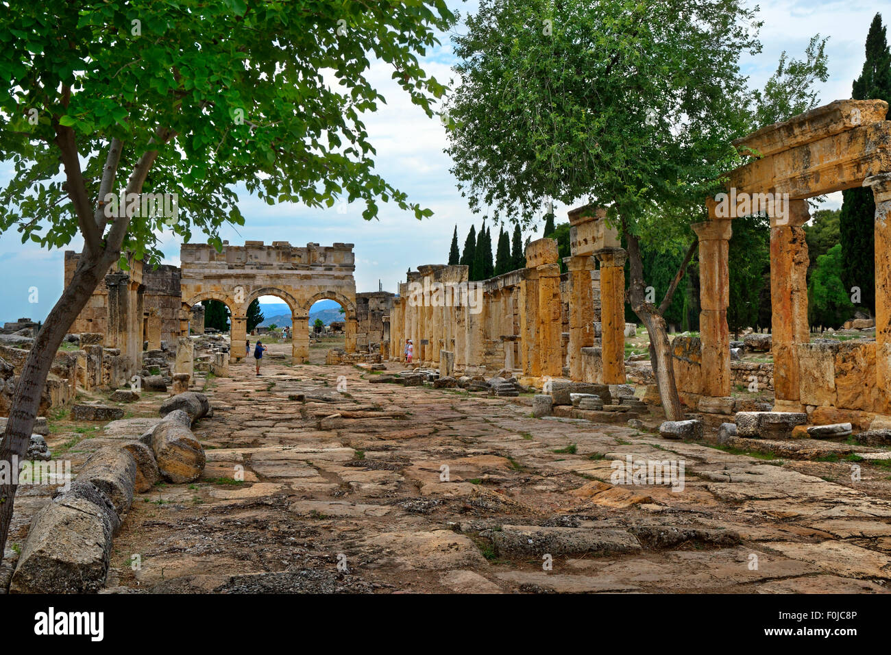 Reste der Frontinus-Straße & Domitian Tor in der römischen Siedlung von Hierapolis über Pamukkale in der Nähe von Denizli, Türkei. Stockfoto