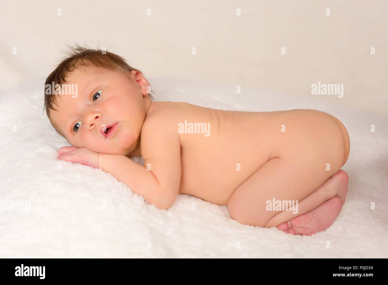 Niedlichen Neugeborenen sieben Tage alt mit Augen öffnen Stockfoto