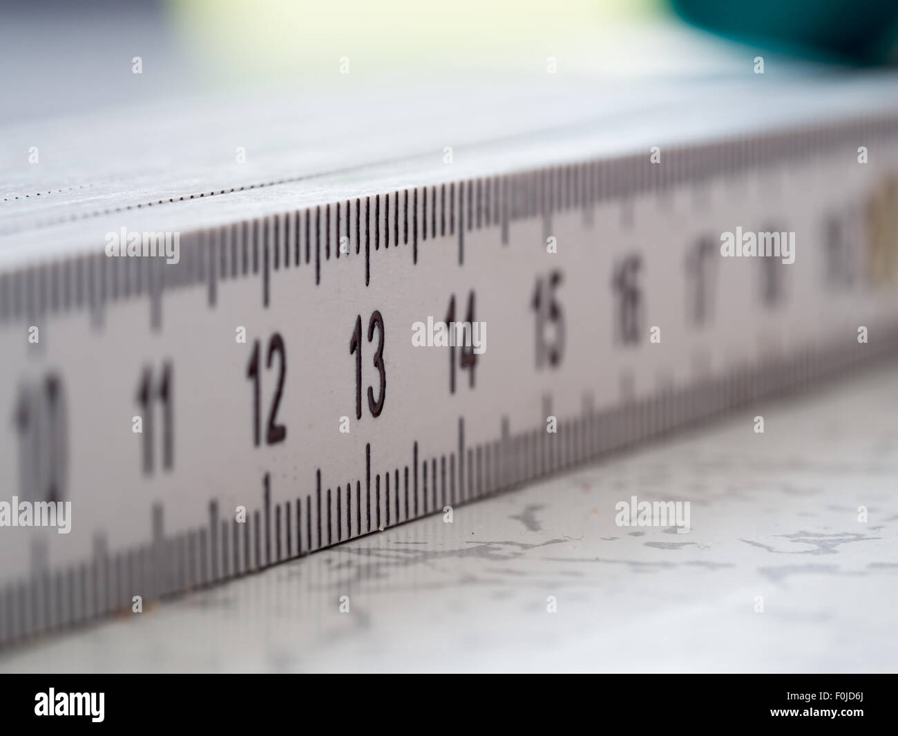 Kreative Makroaufnahme mit Fokus auf Numer 13 nach dem weißen Kunststoff Lineal Stockfoto