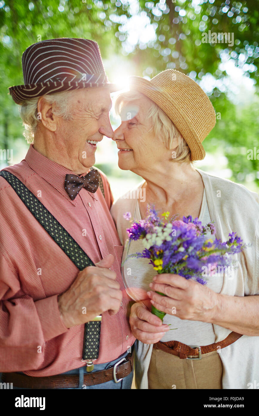 Amourösen Senioren berühren durch ihre Nasen in natürlicher Umgebung Stockfoto
