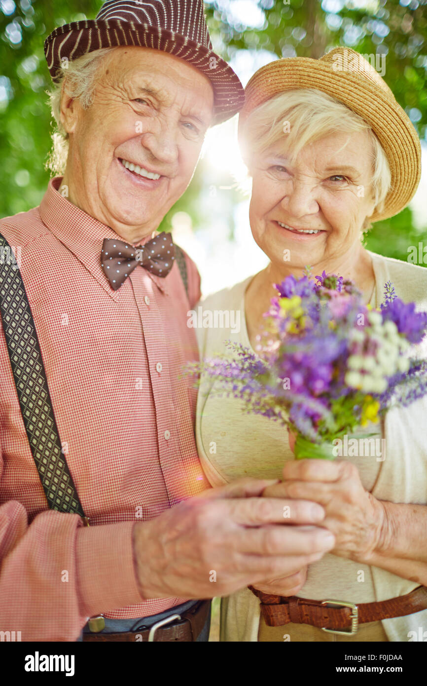 Älterer Mann und Frau Sommertag im Park verbringen Stockfoto