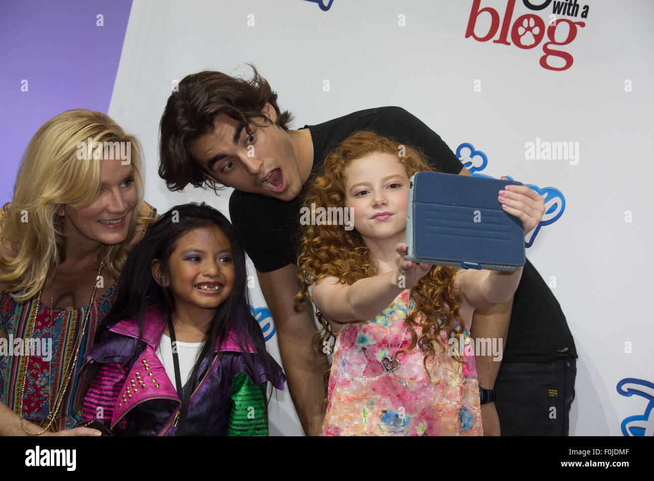 Anaheim, Kalifornien, USA. 15. August 2015. Schauspieler Beth Littleford,  Blake Michael und Francesca Capaldi aus der Besetzung von Disney Channel " Hund mit einem Blog" nimmt Fan-Fotos auf der Disney-D23-Expo im Anaheim  Convention