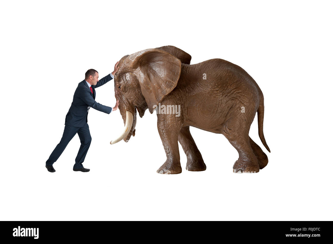 Test der Stärke Konzept Geschäftsmann drängen gegen einen Elefanten isoliert auf weißem Hintergrund Stockfoto