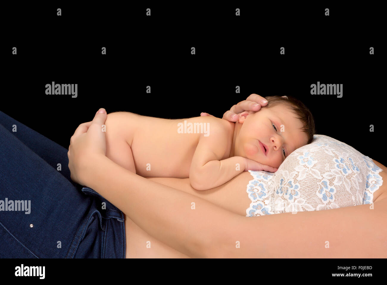 Sieben Tage alten baby wenig junge seiner Mutter Bauch liegend Stockfoto