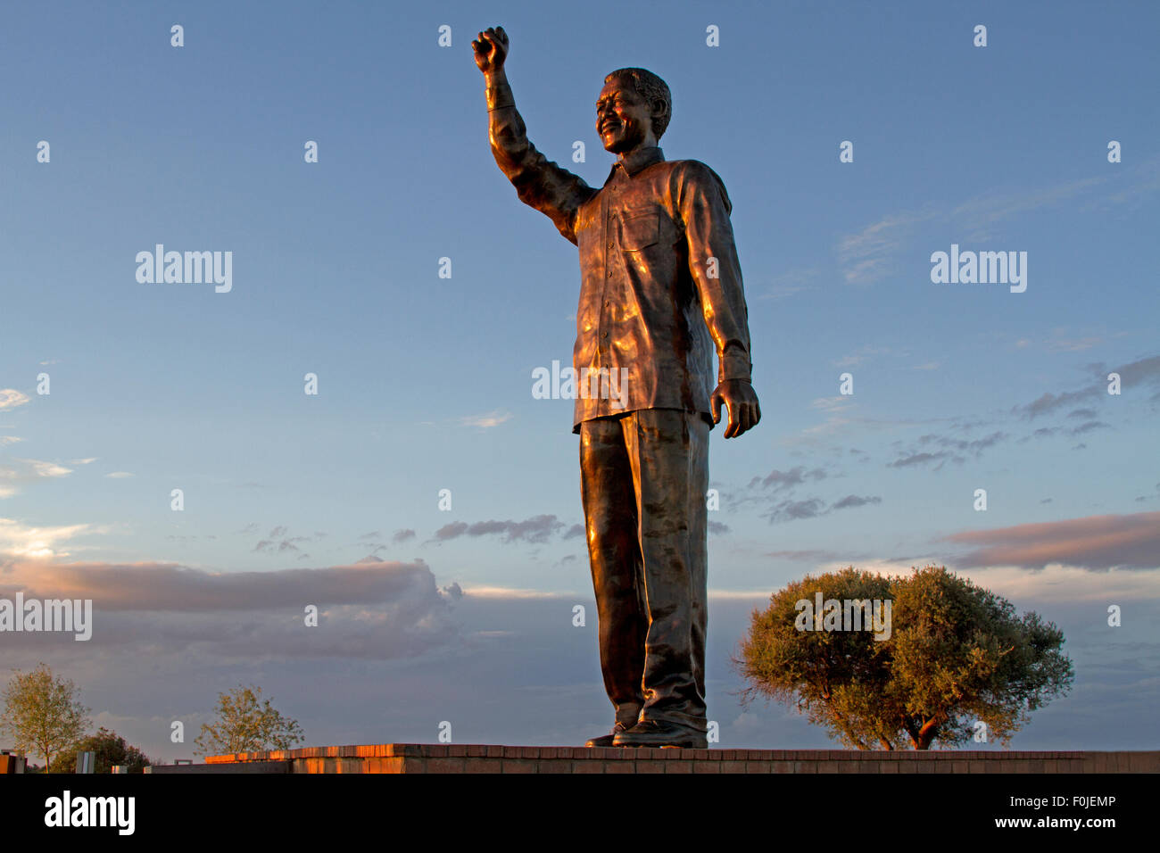 Eine Bronzestatue von Nelson Mandela auf dem Naval Hill, Bloemfontein, Südafrika Stockfoto