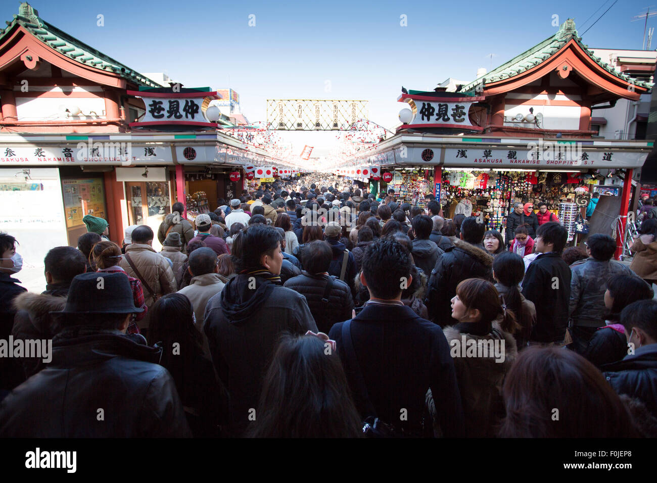 Gruppe von Menschen warten auf den Asakusa-Tempel, Japan Stockfoto