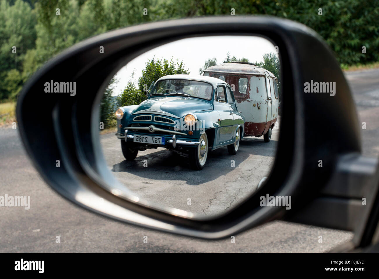 Trhova Kamenice, Tschechische Republik. 15. August 2015. Der Achte Jahrestagung der Skoda Spartak Autos. Mehr als dreißig Oldtimer kamen nach Trhova Kamenice, Tschechische Republik, 15. August 2015. Die Skoda 440 Spartak und ähnliche 445 und 450 Cabrio genannt sind Autos, die in der Tschechoslowakei zwischen 1955 und 1959 produziert wurden. © David Tanecek/CTK Foto/Alamy Live-Nachrichten Stockfoto