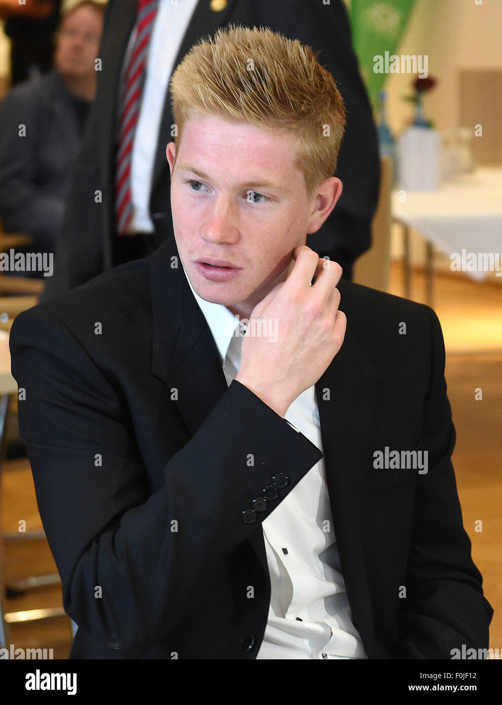 Barsinghausen Deutschland 17 August 2015 Fussball Spieler Kevin De Bruyne Des Vfl Wolfsburg Und Seine Freundin Mischa Besuchen Die Verleihung Der Titel Niedersachsens Fussballer Des Jahres 2015 In Barsinghausen Deutschland 17 August 2015