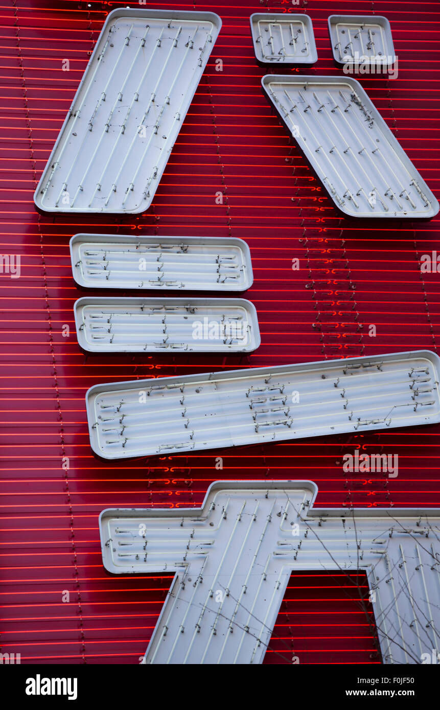 Ein Neon-Festzelt in der Innenstadt von Tokio, Japan. Stockfoto