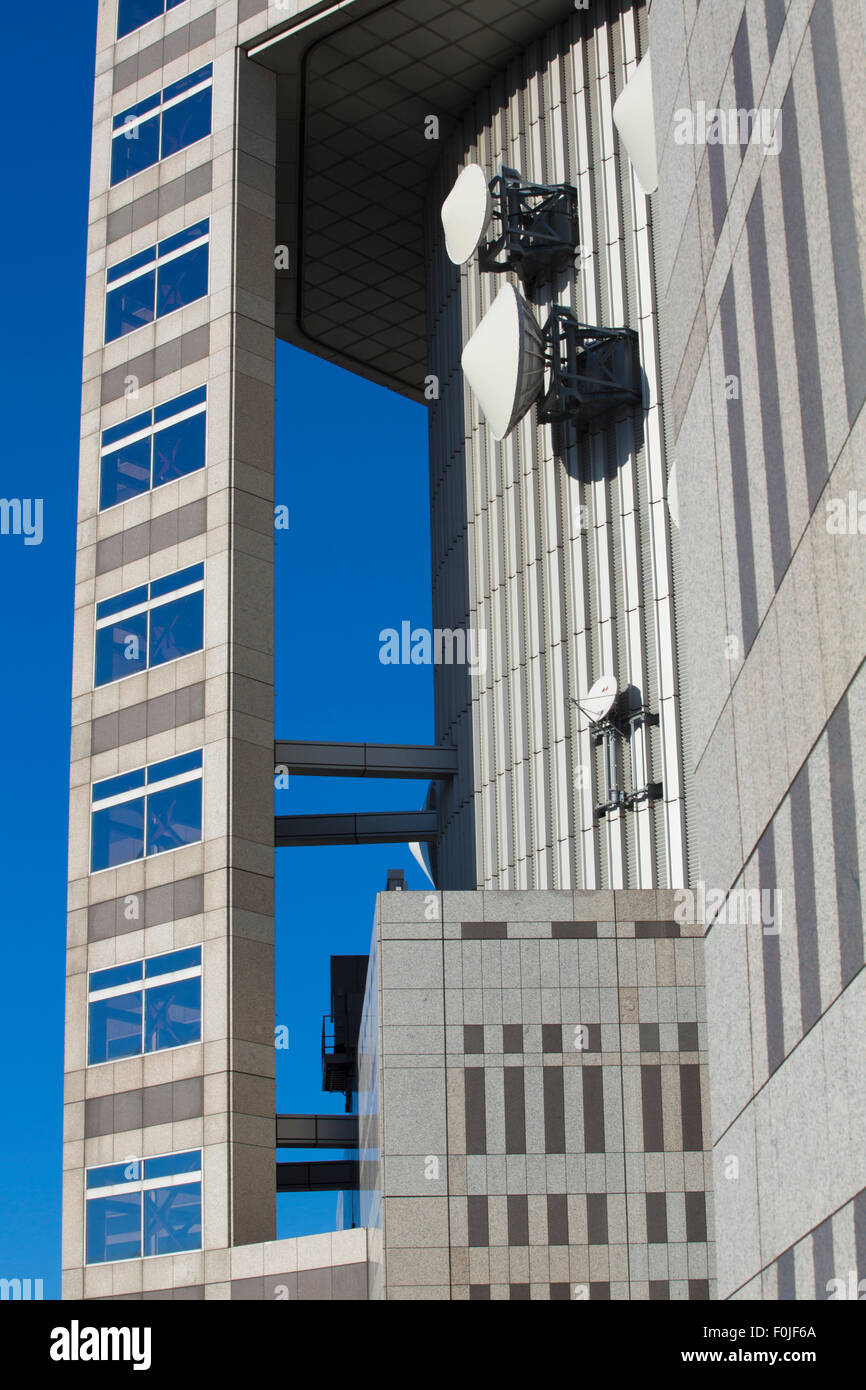 Oben auf der Tokyo Metropolitan Government Building mit einem blauen Himmel im Hintergrund Stockfoto