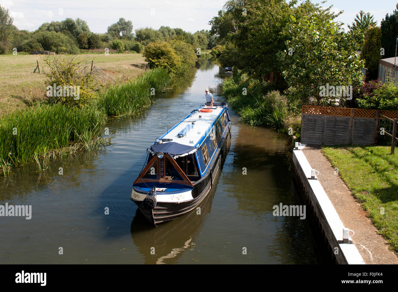 Ein Narrowboat auf den Nene-Fluss in der Nähe von Cogenhoe Schloss, Northamptonshire, England, UK Stockfoto