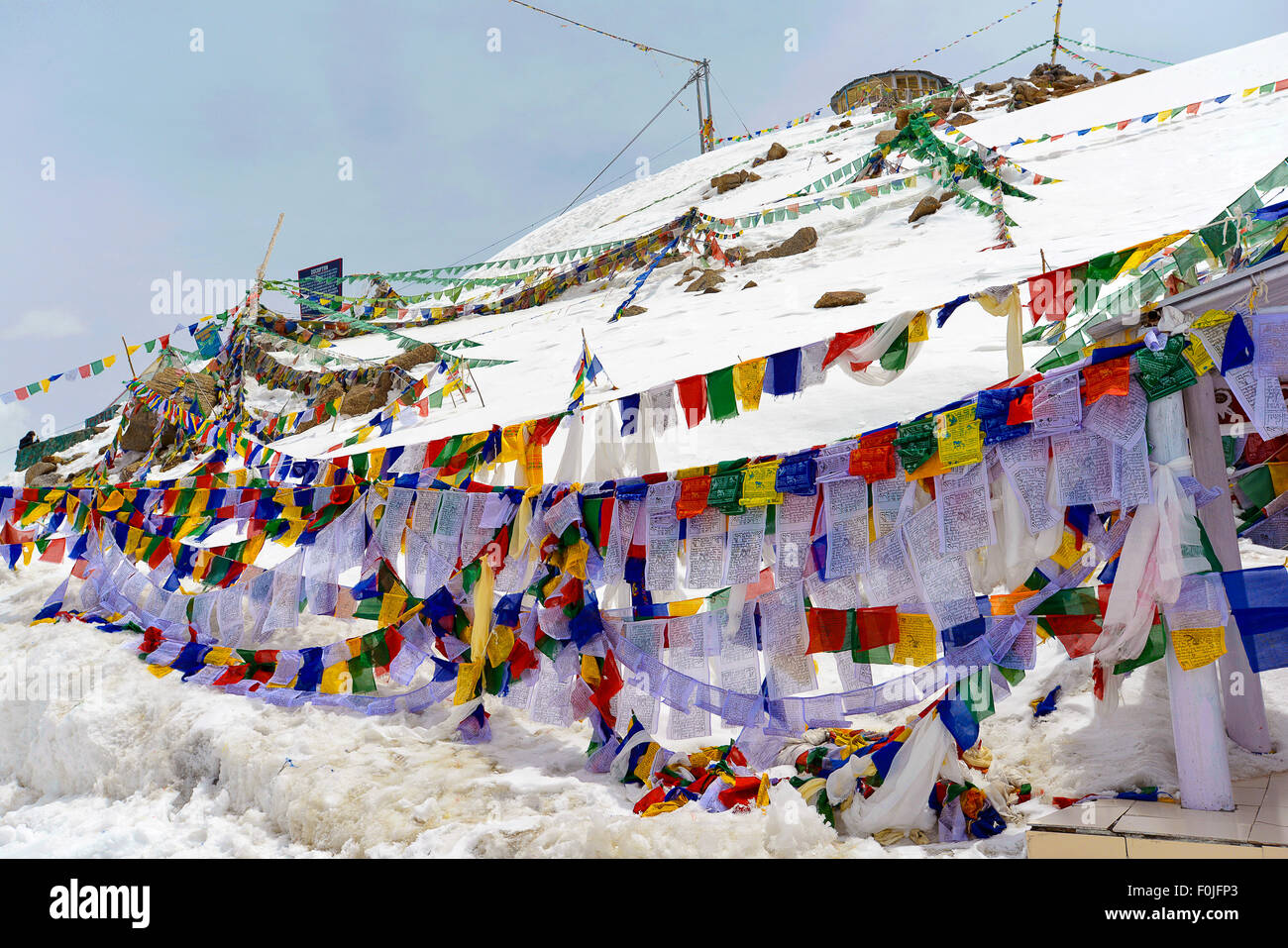 Indien Jammu Kashmir Ladakh Gebet Fahnen genannte Lunge-ta an Khardungla übergeben die höchsten Bewegungsstraße der Welt 5359 m Stockfoto