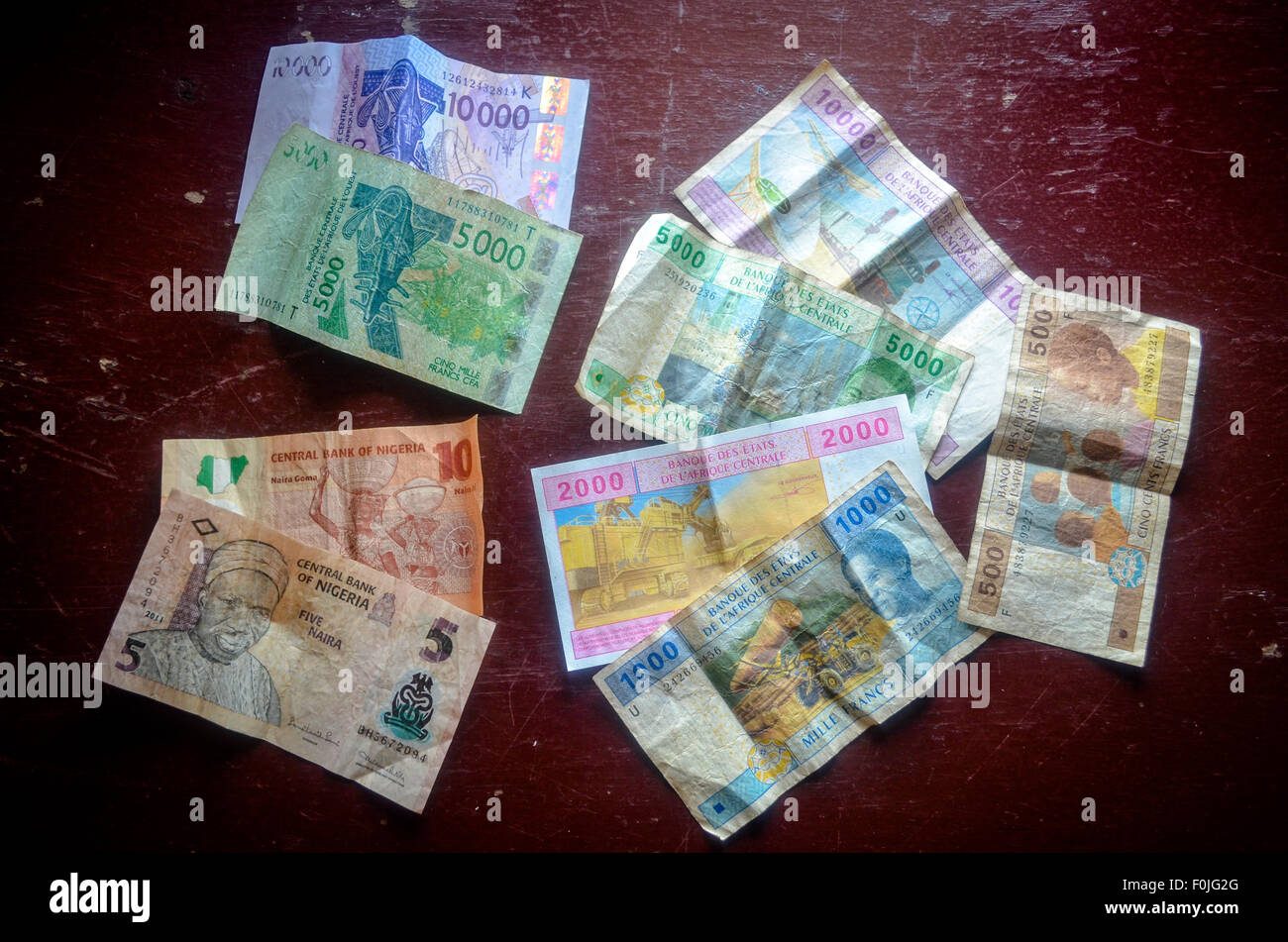 Banknoten von Westafrika: Francs CFA Fron West und Zentralafrika (XOF und XAF) und nigerianische Naira Stockfoto