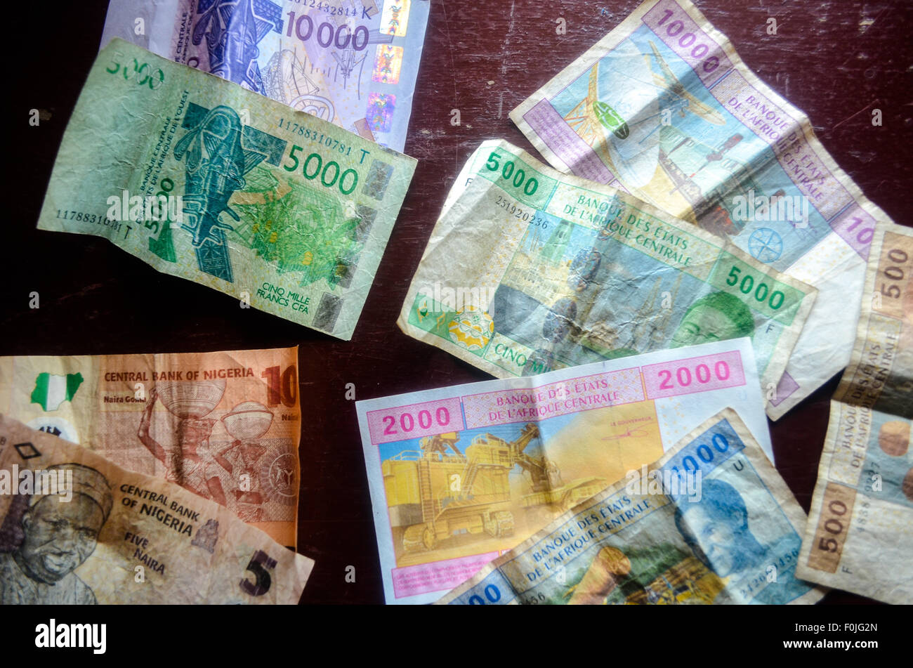Banknoten von Westafrika: Francs CFA Fron West und Zentralafrika (XOF und XAF) und nigerianische Naira Stockfoto