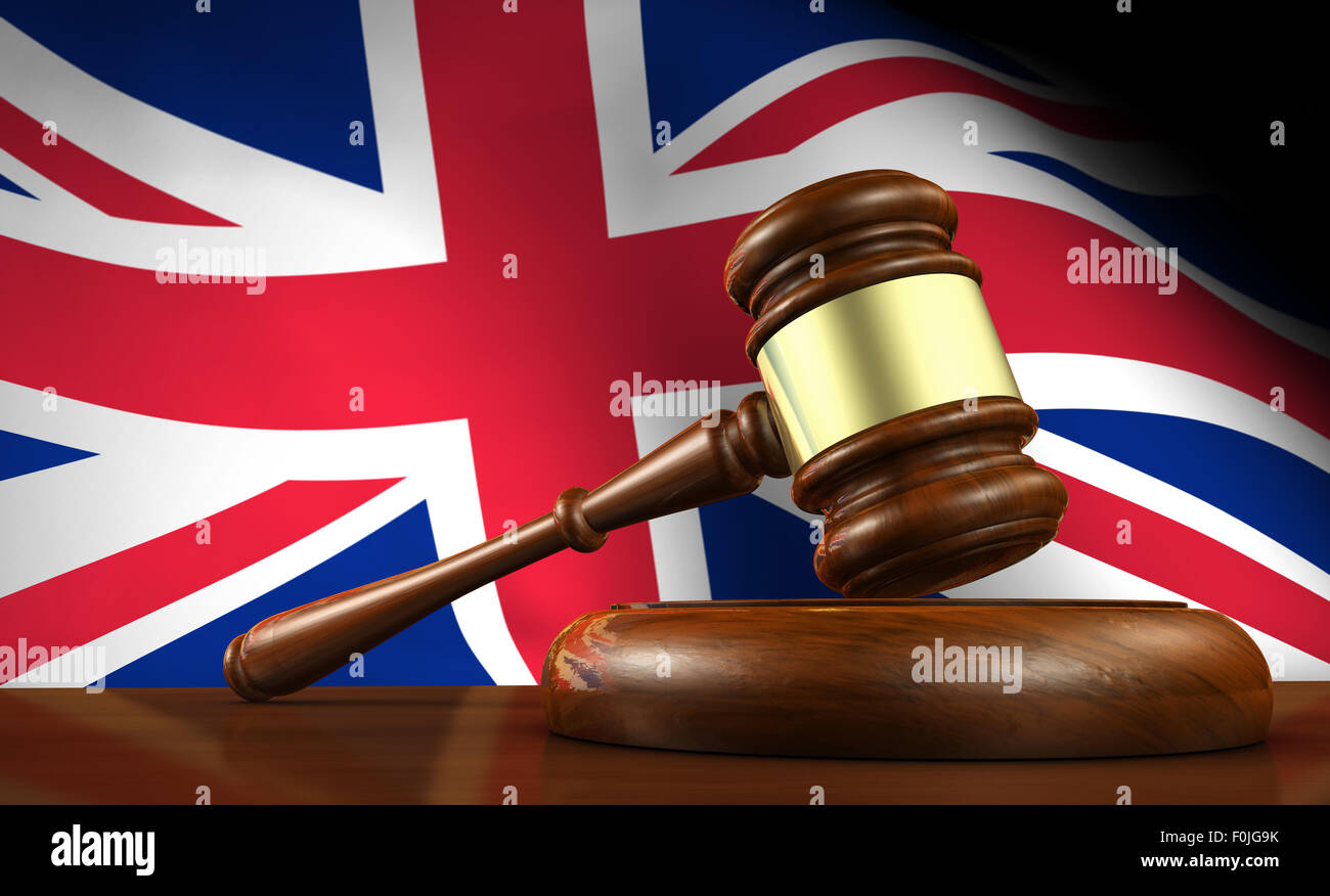 UK-Recht und Gerechtigkeit-Konzept mit einem 3d Rendern eines Hammers auf einem hölzernen Desktop und der Union Jack-Flagge im Hintergrund. Stockfoto
