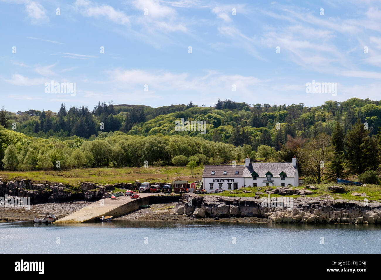 Blick über Ulva Sound The Boathouse Seafood Restaurant von Ulva Fähre Anlegestelle. Isle of Mull, Inneren Hebriden, Western Isles, Schottland, Vereinigtes Königreich Stockfoto