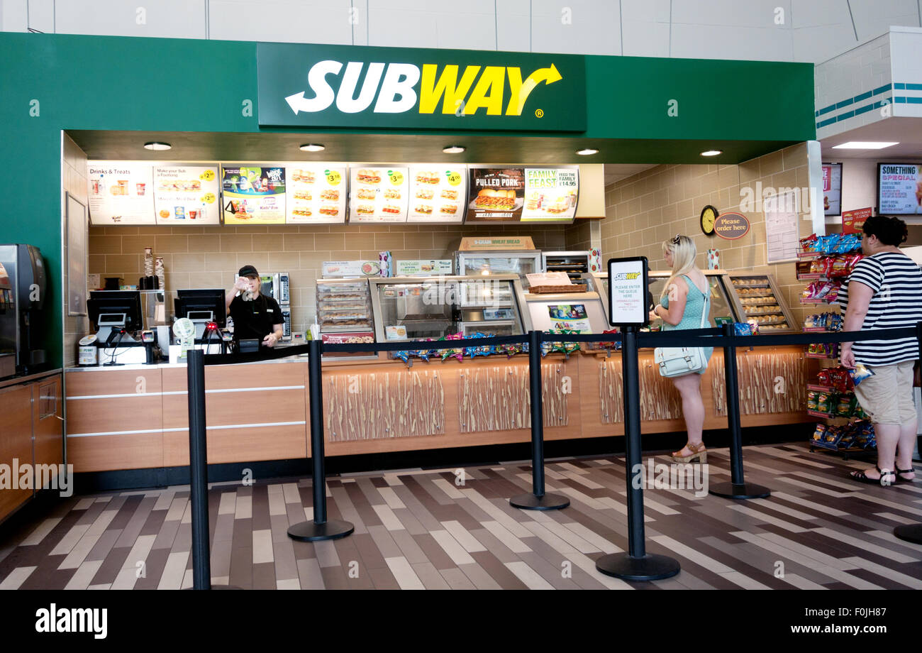 Subway Restaurant; die Leute in der Warteschlange für Essen in der U-Bahn, Autobahn Welcome Break Services, South Mimms, M25, Großbritannien Stockfoto