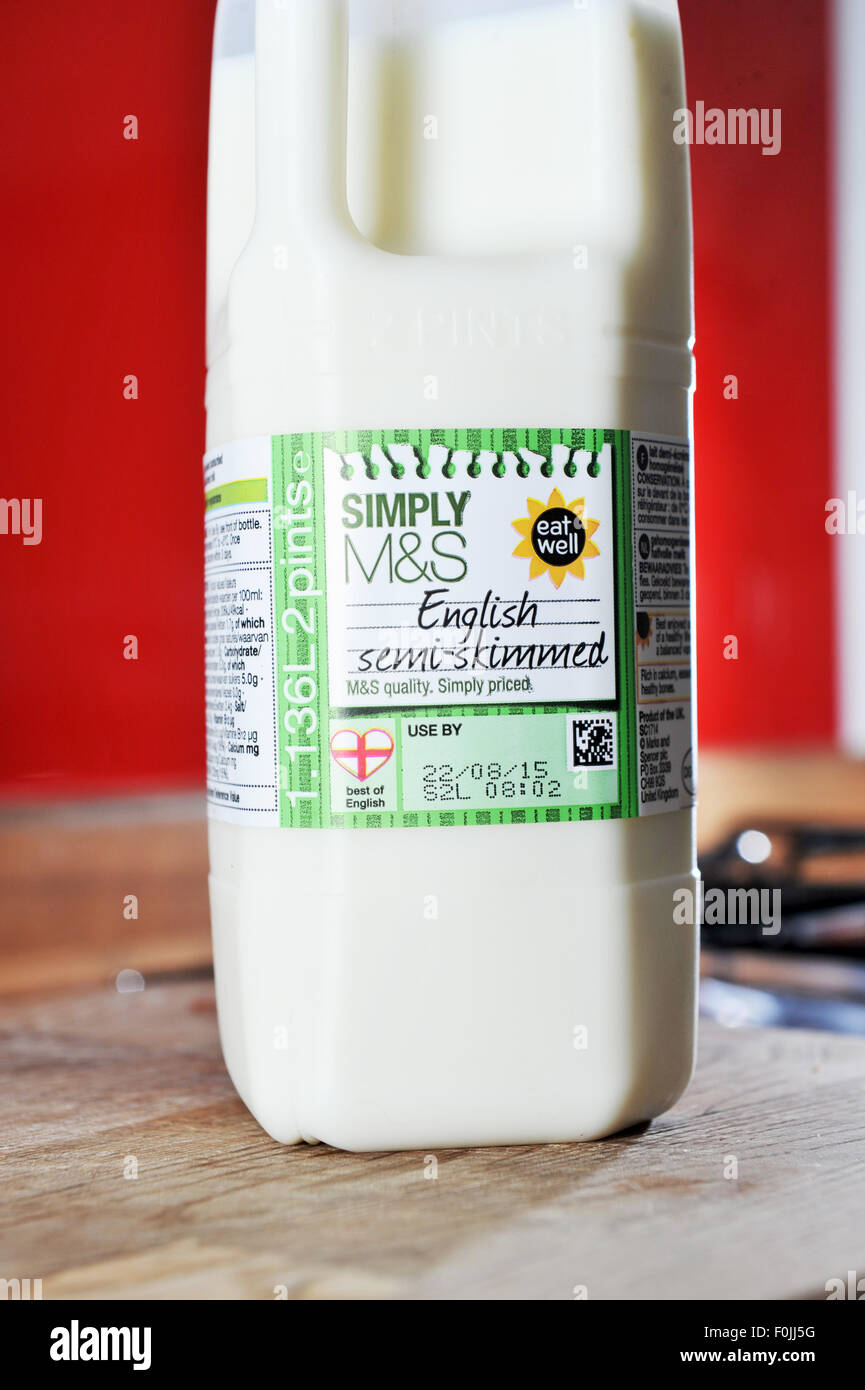 2 Pint Container der englischen teilentrahmte Milch von Marks and Spencer M & S speichern Stockfoto