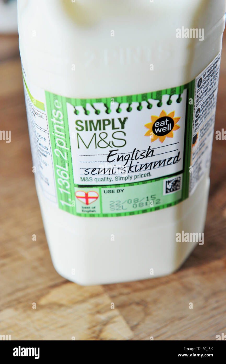 2 Pint Container der englischen teilentrahmte Milch von Marks and Spencer M & S speichern Stockfoto