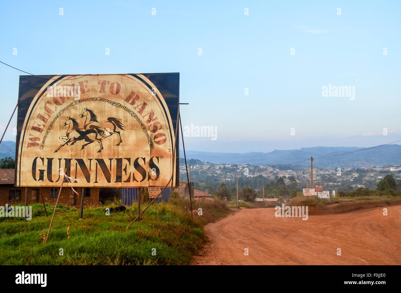 Guinness-Zeichen in Kumbo, Kamerun Stockfoto