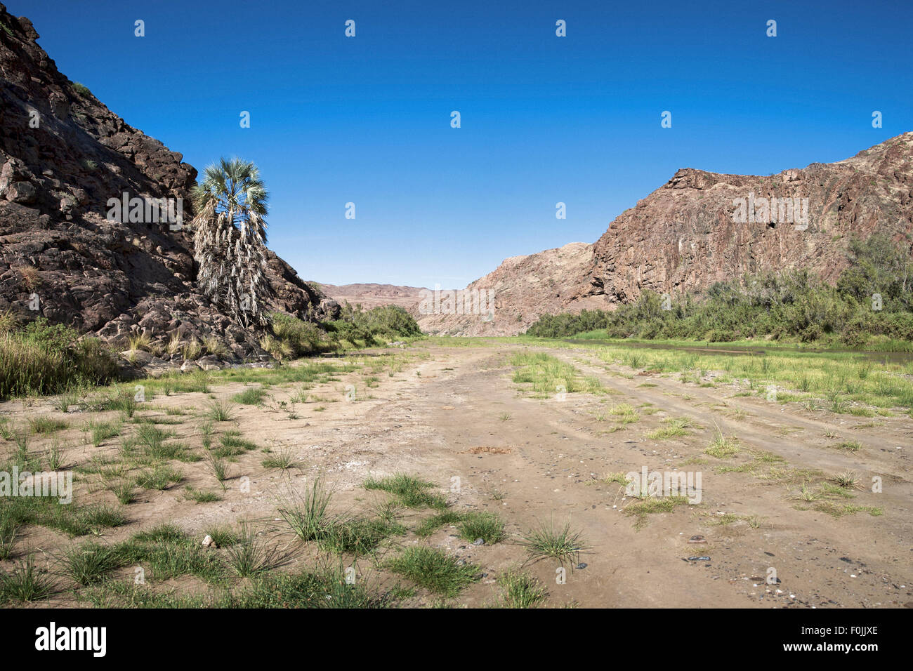 Kaokoland Wildreservat in Namibia, Sandweg in Richtung der Skeleton Coast Wüste mit blauem Himmel Stockfoto