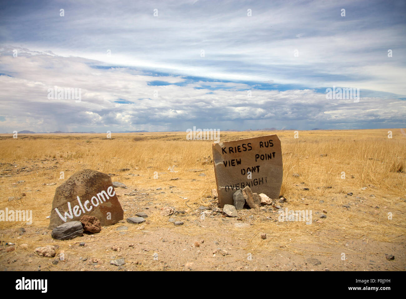 Willkommensnachricht in Kriess Rus geschrieben auf einem Felsen am Eingang des Nationalparks in Namibia Stockfoto