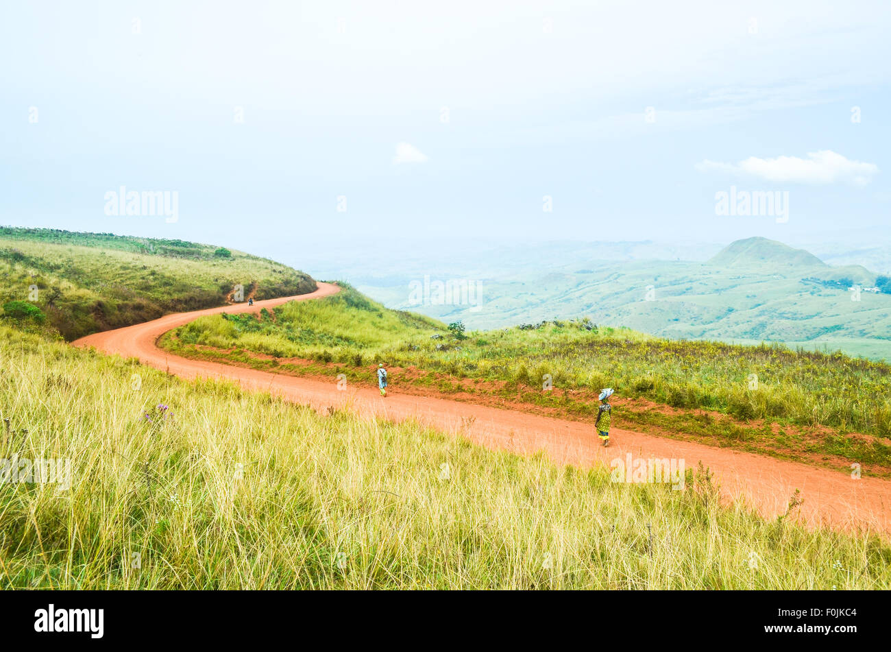 Zwei Damen, die zu Fuß auf dem kamerunischen Land in Afrika Stockfoto
