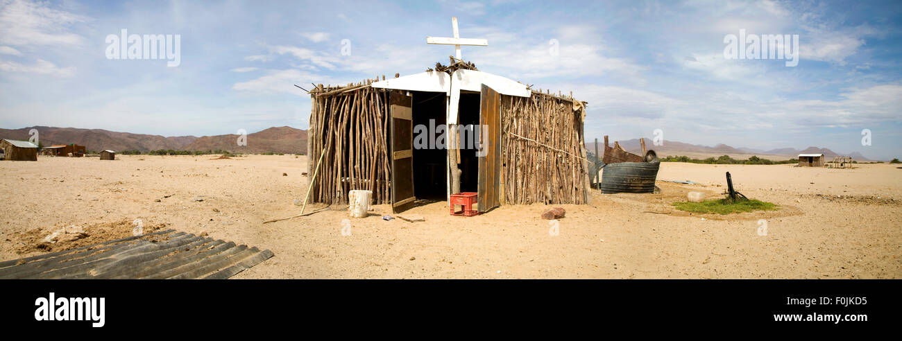 Panorama der Armen Holzkirche befindet sich in der Stadt von Sesfontein, Namibia. Rund um die Wüste und die Berge Stockfoto
