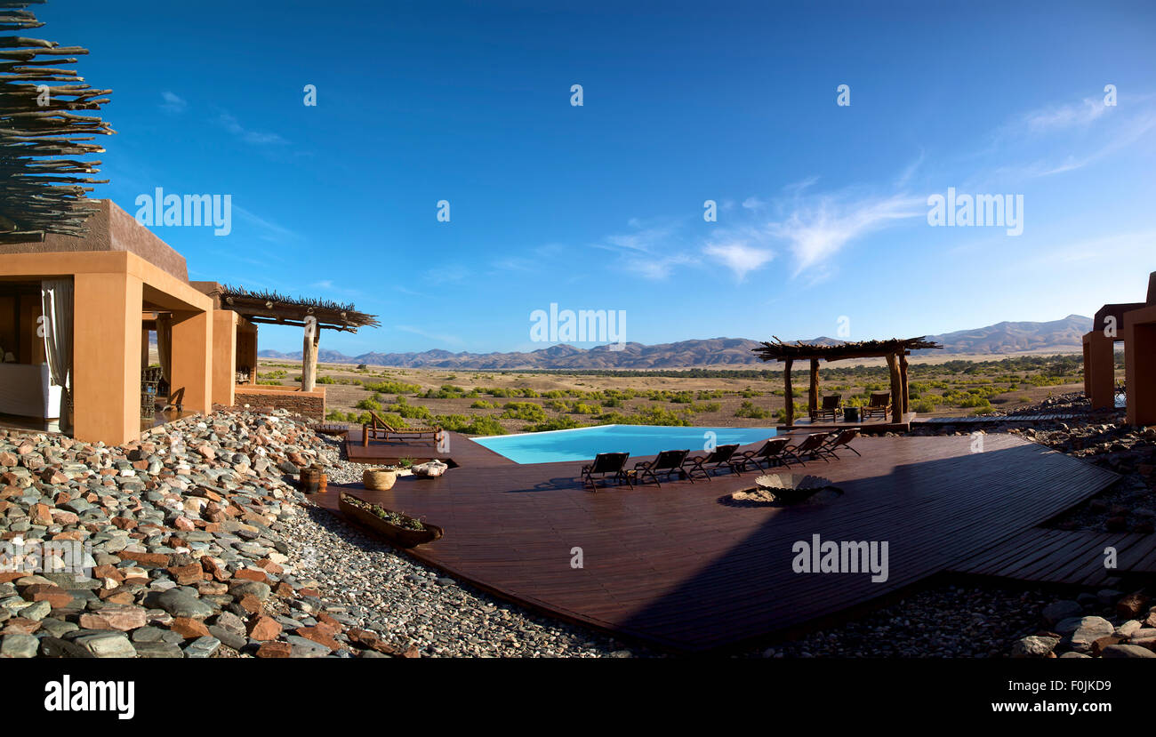 Erstaunlich nicht identifizierten Lodge mit Pool mit Blick auf die Wüste und die Berge Puros, Kaokoland - Namibia, 2010 Stockfoto