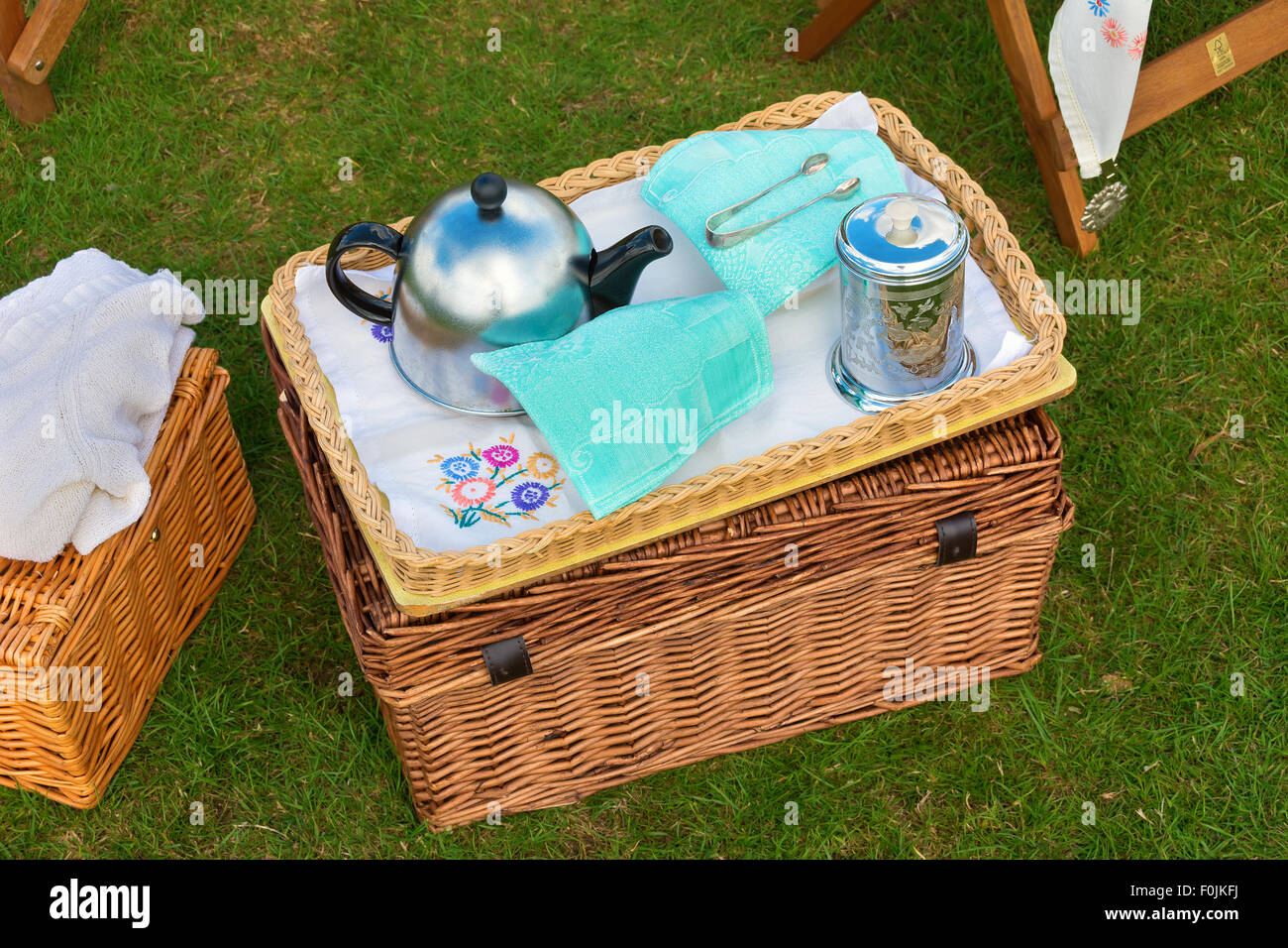 Picknick im freien-Tablett mit Teekanne auf einen Weidenkorb Stockfoto