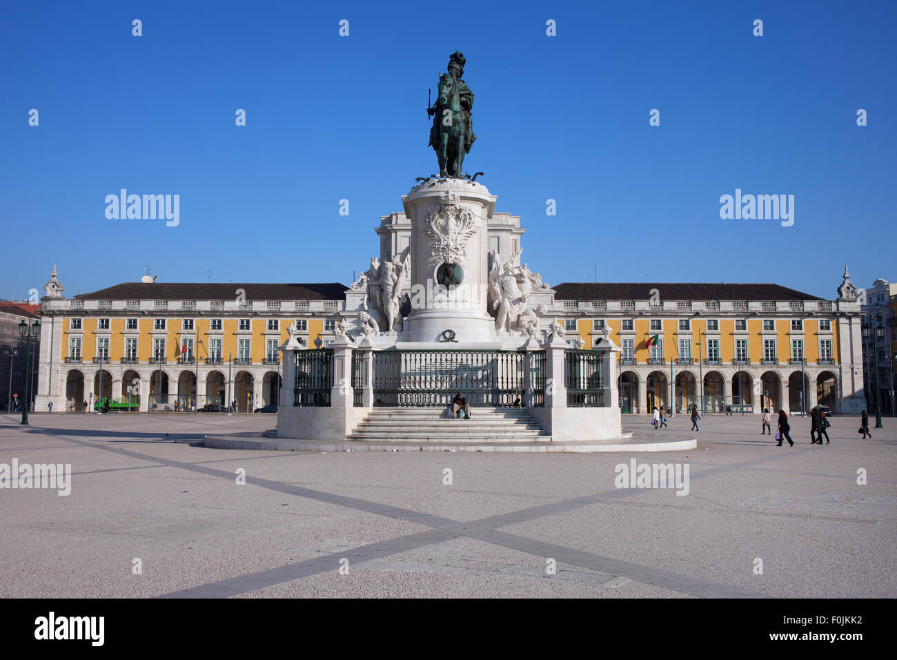 Commerce Square (Portugiesisch: Praca Comercio) und Statue von König José i. in Lissabon, Portugal. Stockfoto