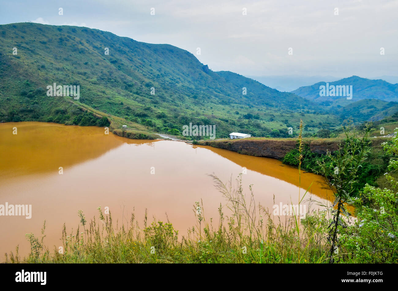 Lake Nyos entlang der Bamenda Ring Road, Nordwesten, Cameroun / Kamerun, mit giftigen CO2 (Kohlendioxid) Emissionen Stockfoto