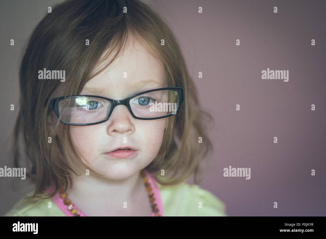 Ein junges Mädchen in übergroße Brille Stockfoto