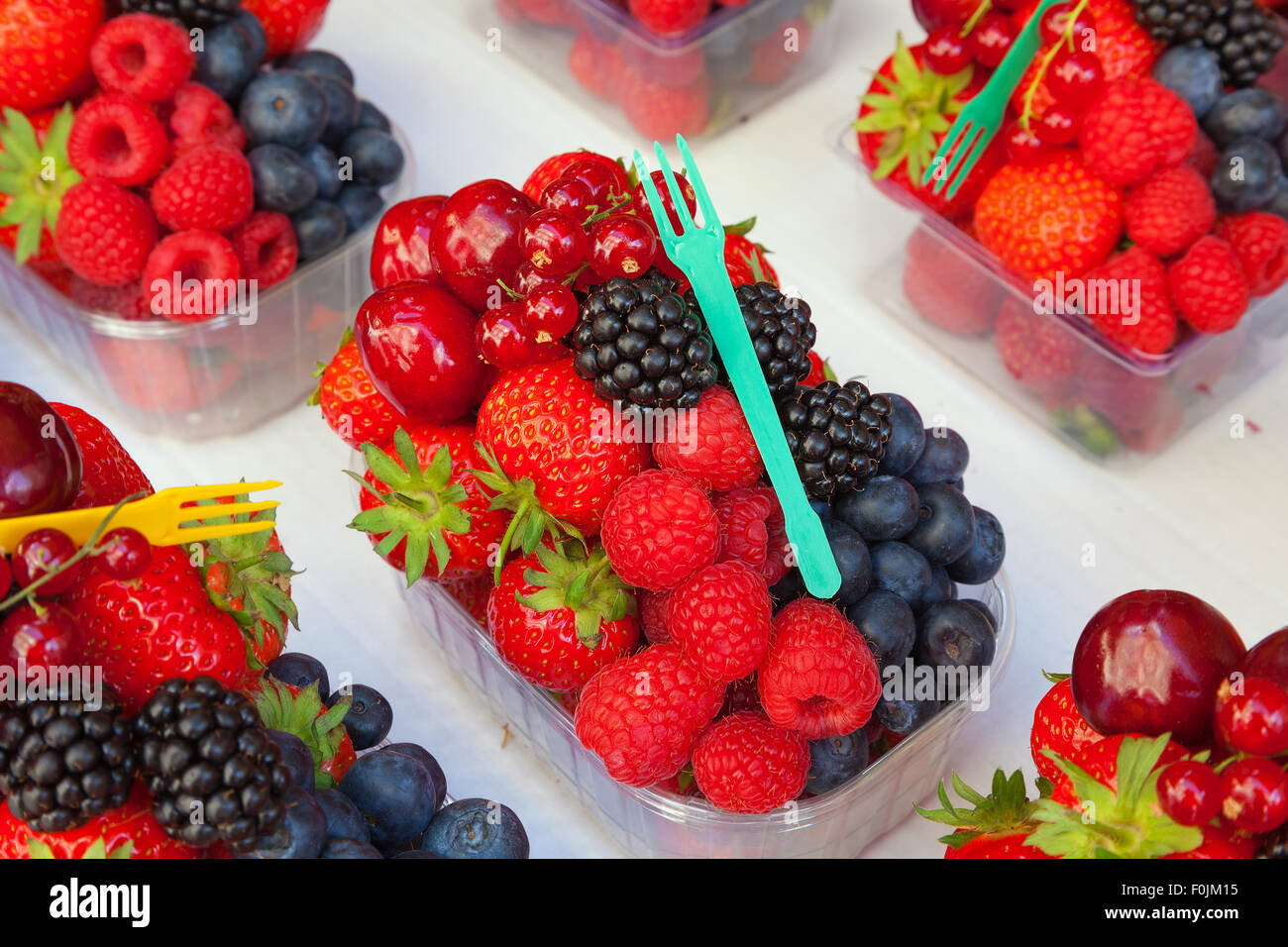 Anzeige der gemischte frische Früchte Beeren in Containern zum Verzehr bereit. Stockfoto