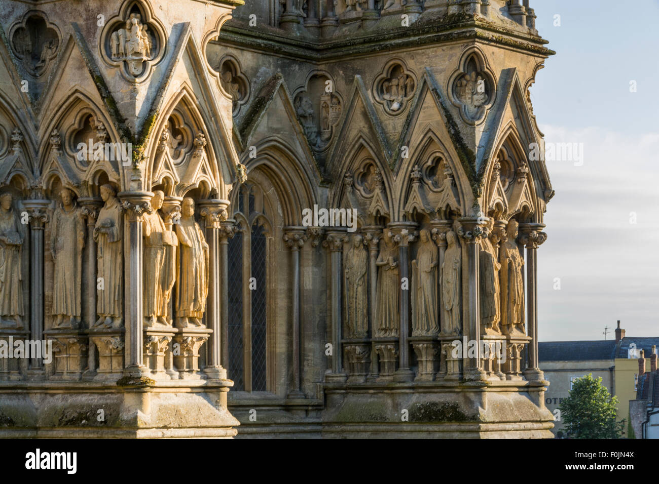 Detail aus der frühen englischen gotischen Westfassade des Wells Cathedral in der kleinen Stadt Wells, Somerset, England, UK Stockfoto