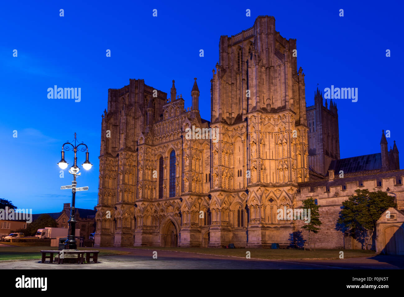 Die frühen englischen gotischen Westfassade des Wells Cathedral in der kleinen Stadt von Wells, Somerset, England, UK, genommen in der blauen Stunde Stockfoto