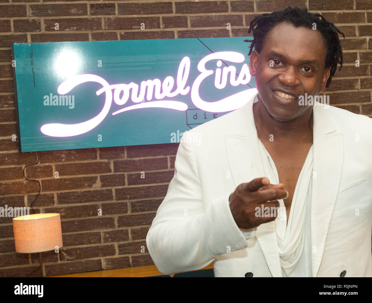 Berlin, Deutschland. 11. August 2015. Musiker DJ Alban stellt bei den Satz von der "Formel Eins" der 1990er Jahre TV-Show in Berlin, Deutschland, 11. August 2015. Deutsche Fernsehsender RTL Nitro ausgestrahlt wurde die Show am 11. August. Foto: Jörg Carstensen/Dpa/Alamy Live News Stockfoto