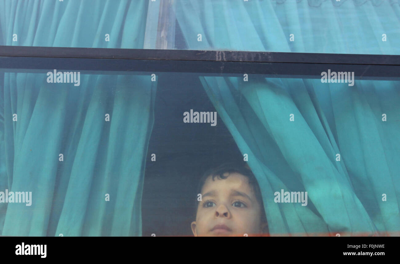 Rafah, Gaza-Streifen, Palästinensische Gebiete. 17. August 2015. Ein palästinensischer Jugendlicher in einem Bus sitzen reagiert, wie er mit seiner Familie nach Ägypten am Grenzübergang Rafah zwischen Ägypten und dem südlichen Gazastreifen am 17. August 2015 überqueren wartet. Ägypten den Grenzübergang Rafah am Montag für vier Tage, um Palästinenser zu Reisen in und aus dem Gaza-Streifen zum ersten Mal in rund zwei Monaten eröffnete, sagten Beamte. Gaza, einer kleinen verarmten Küsten Enklave hat unter Blockade von benachbarten Israel und Ägypten seine Grenzübergang weitgehend geschlossen seit Kairos islamistische Präsident Toppl war Stockfoto