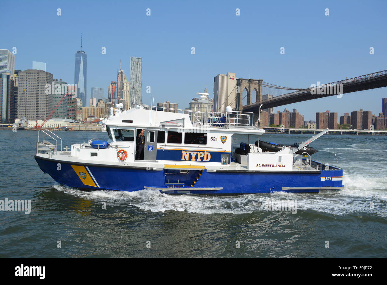 NYPD Boot reagiert zu einem Notfall am East River in New York City. Stockfoto