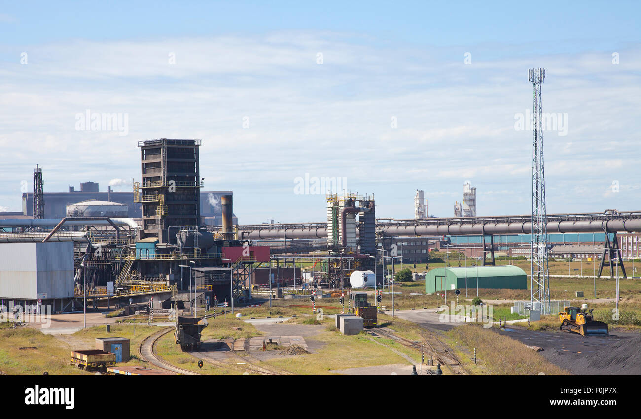 Blick auf Stahlfabrik mit blauem Himmel Stockfoto